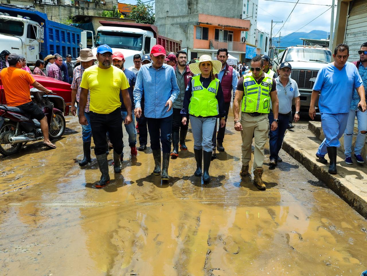 La Secretaria de Salud del Edomex, Macarena Montoya, supervisa las acciones tras las fuertes lluvias en Tejupilco.