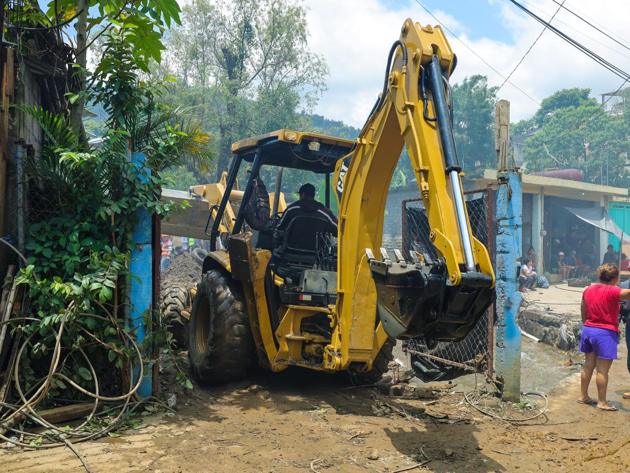 Las autoridades inspeccionan las viviendas afectadas por el desbordamiento del río en la colonia Rincón de López.
