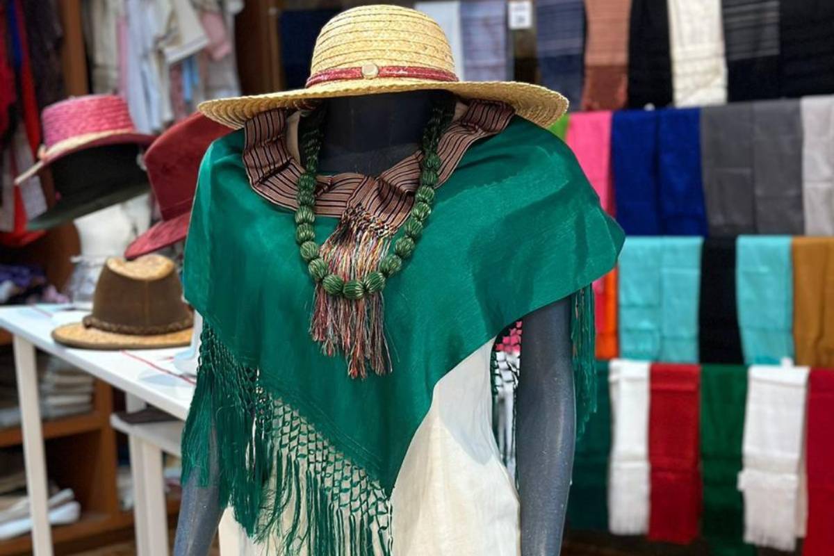 Rebozos y corbatines de Tenancingo: textiles que combinan arte y elegancia.
