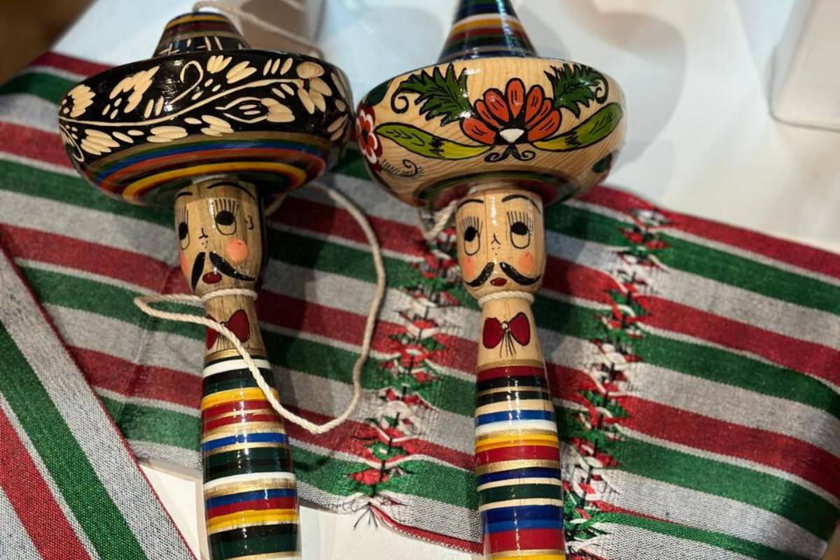 Juguetes de madera, como carritos y caballitos, elaborados con técnicas ancestrales que han pasado de generación en generación.