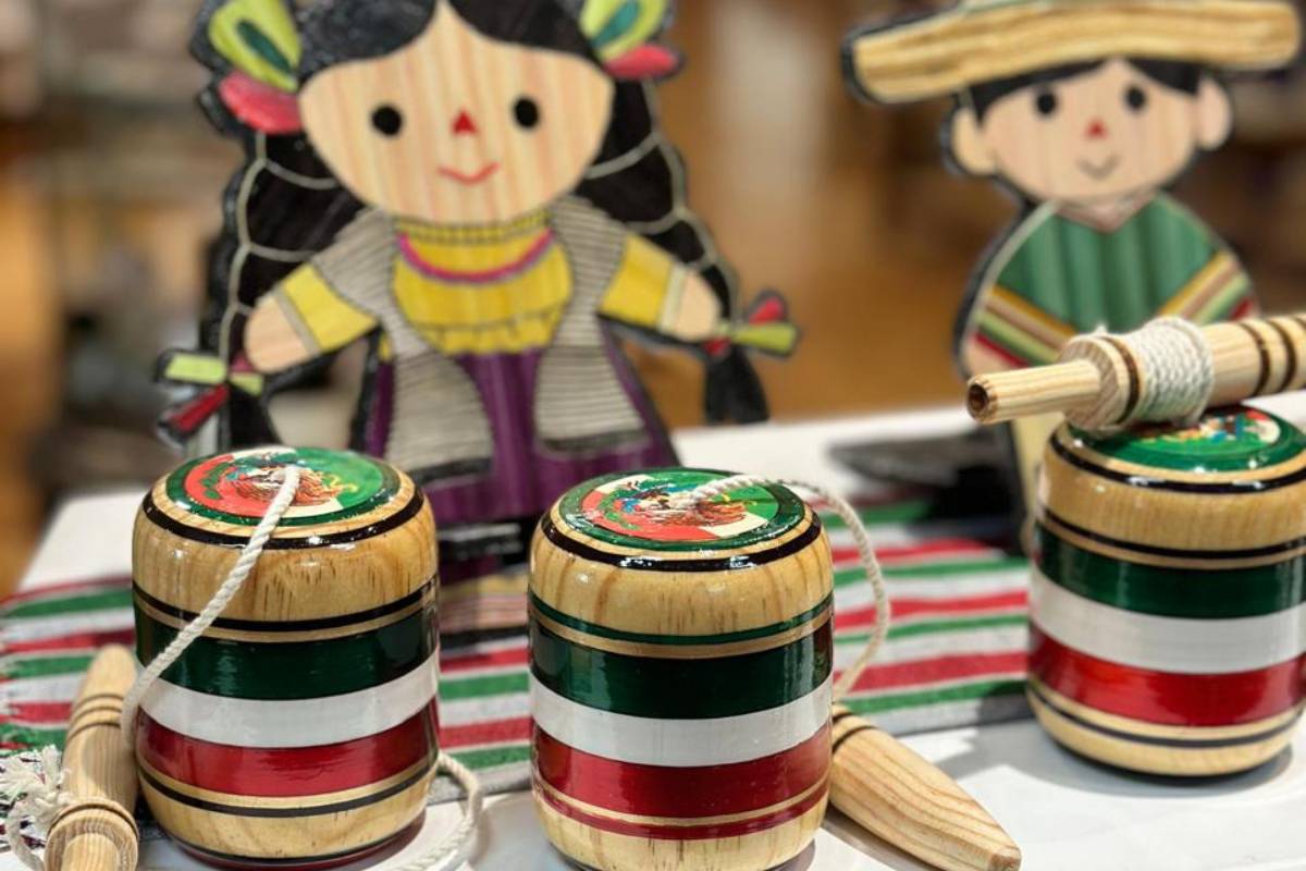 Baleros artesanales, hechos a mano en San Antonio la Isla, símbolo de la destreza y tradición mexiquense.