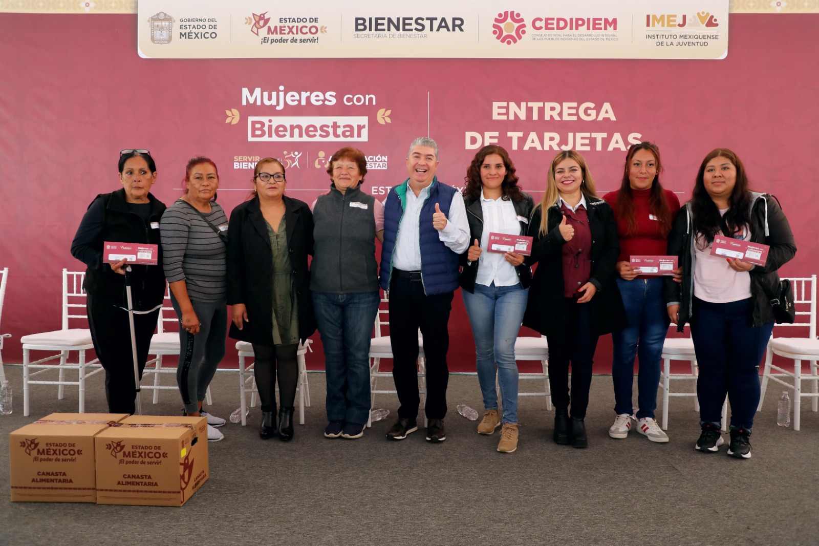 Juan Carlos González Romero lidera la entrega de apoyos funcionales y canastas alimentarias.