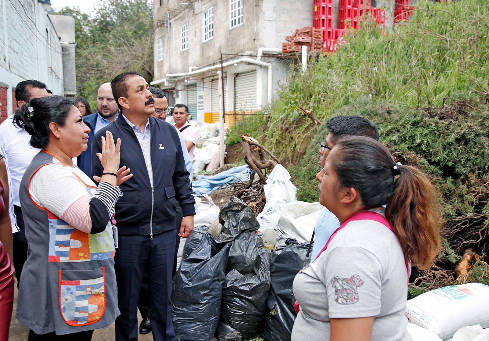 Autoridades supervisan los centros educativos de Naucalpan afectados por el deslave.