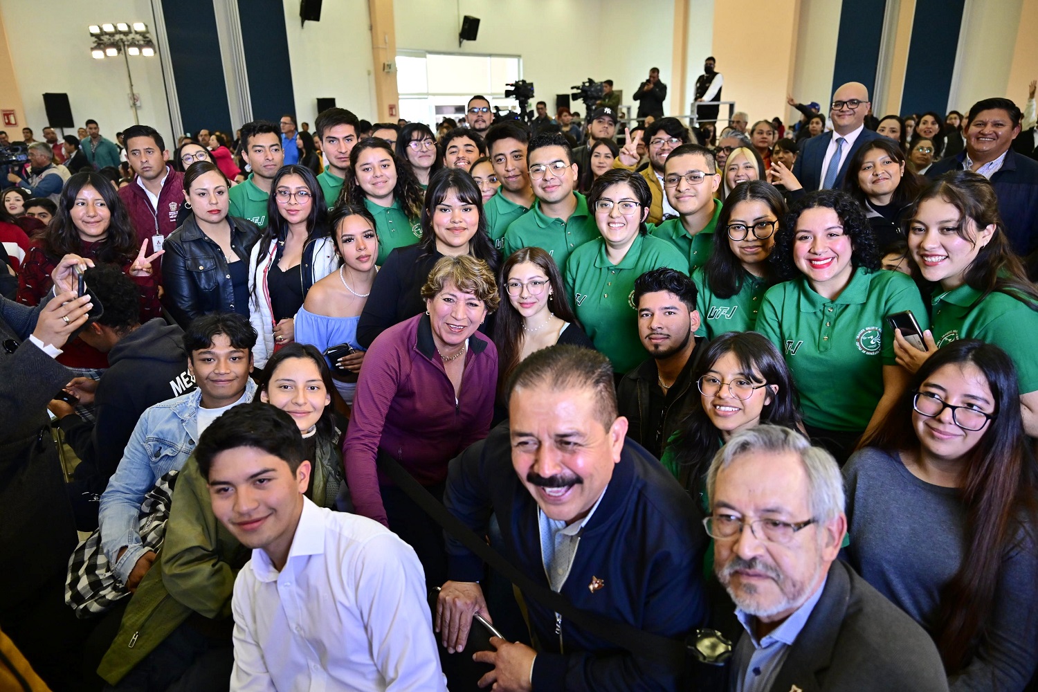 Las becas de 350 mil pesos apoyarán estancias educativas en cinco países.
