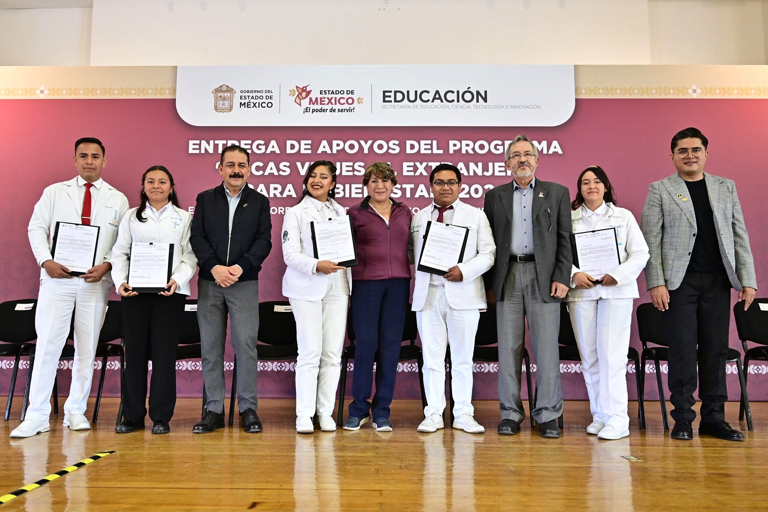 Delfina Gómez entrega becas para fortalecer la educación de jóvenes mexiquenses.