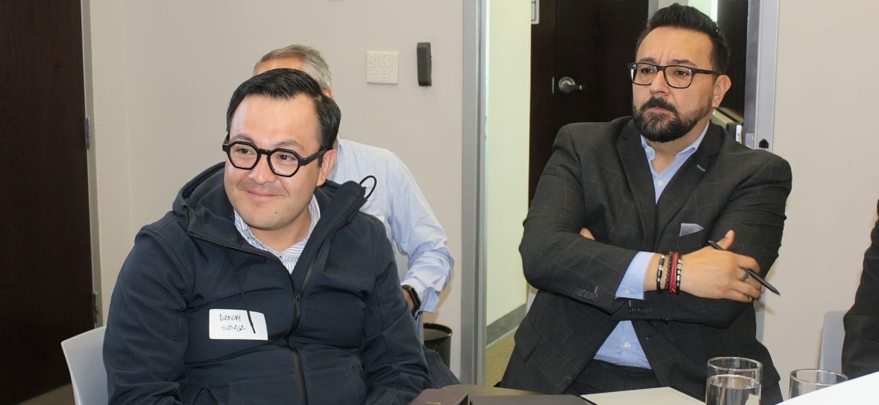 Daniel Sibaja González explica la importancia de una red de recarga para vehículos eléctricos durante la reunión con el BID.