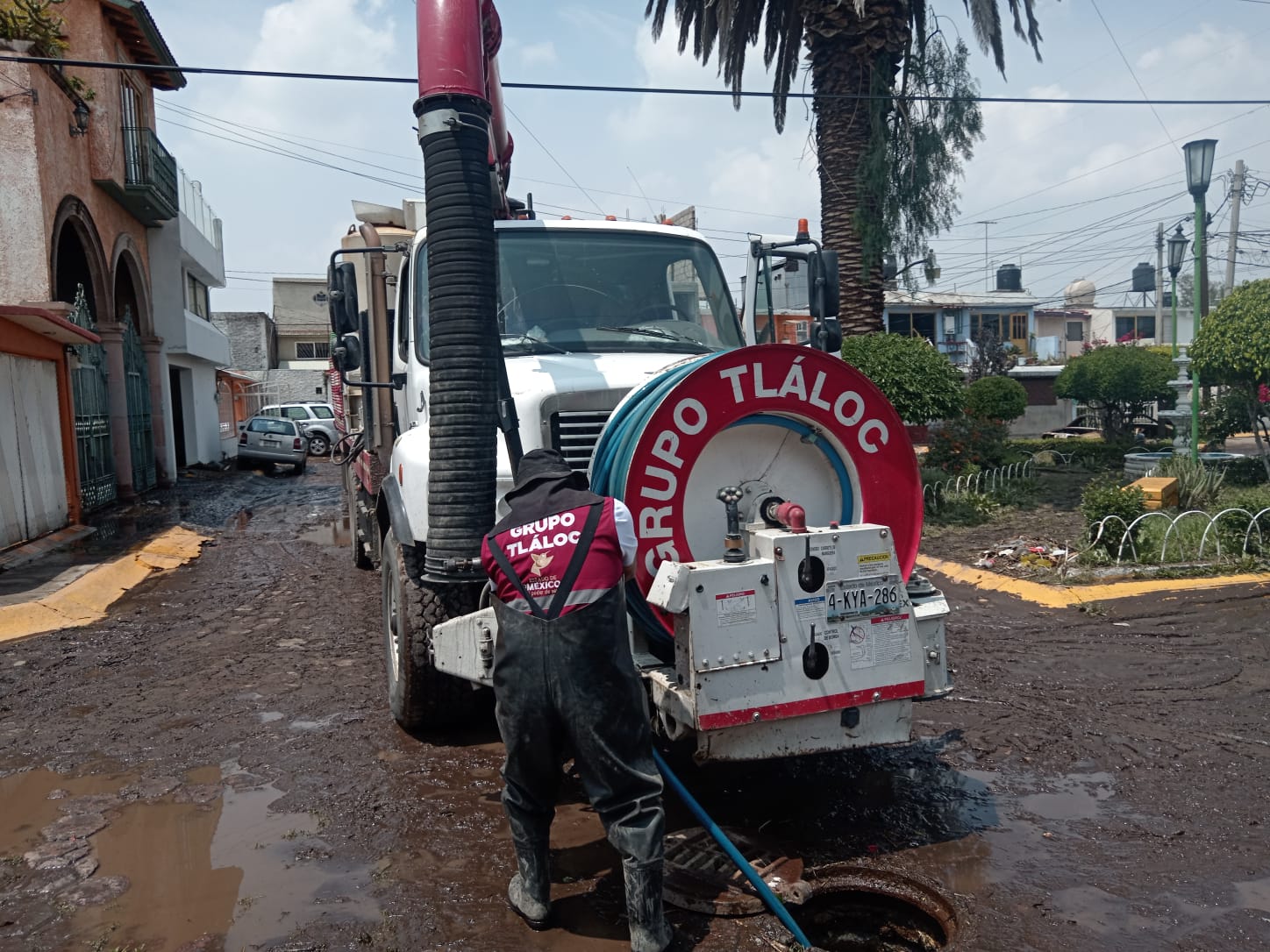 Personal de Grupo Tláloc se desvanzolve en la colonia Portales.