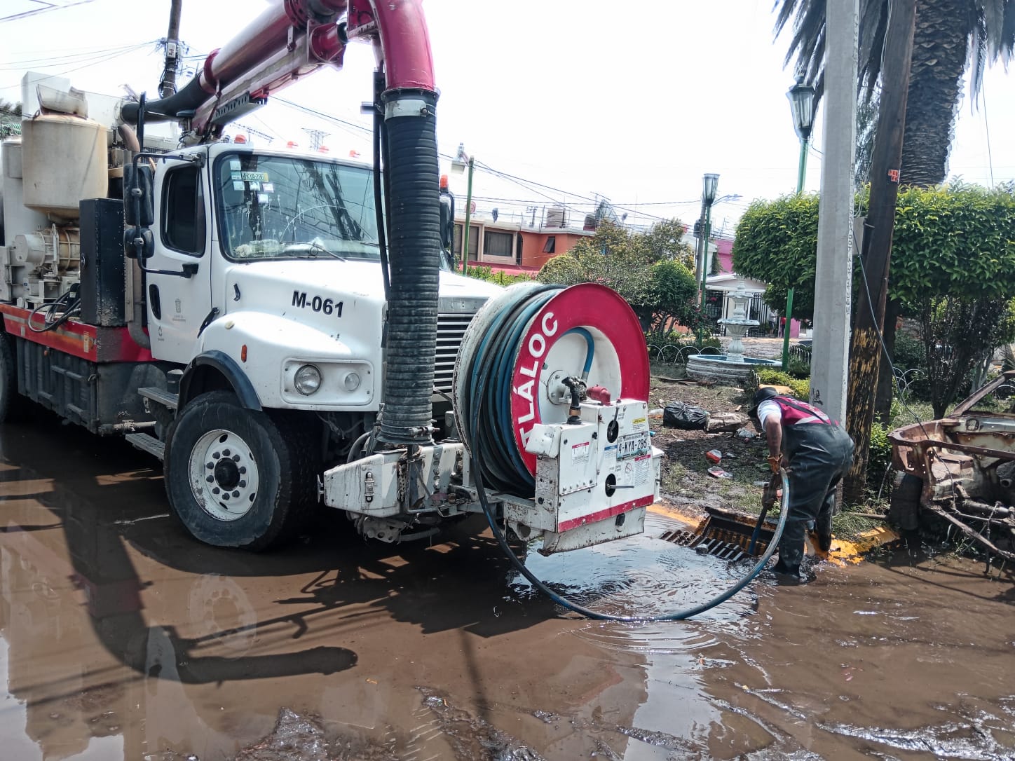 Equipos hidroneumáticos en acción en Coacalco, trabajando para eliminar el azolve en calles afectadas por la lluvia.