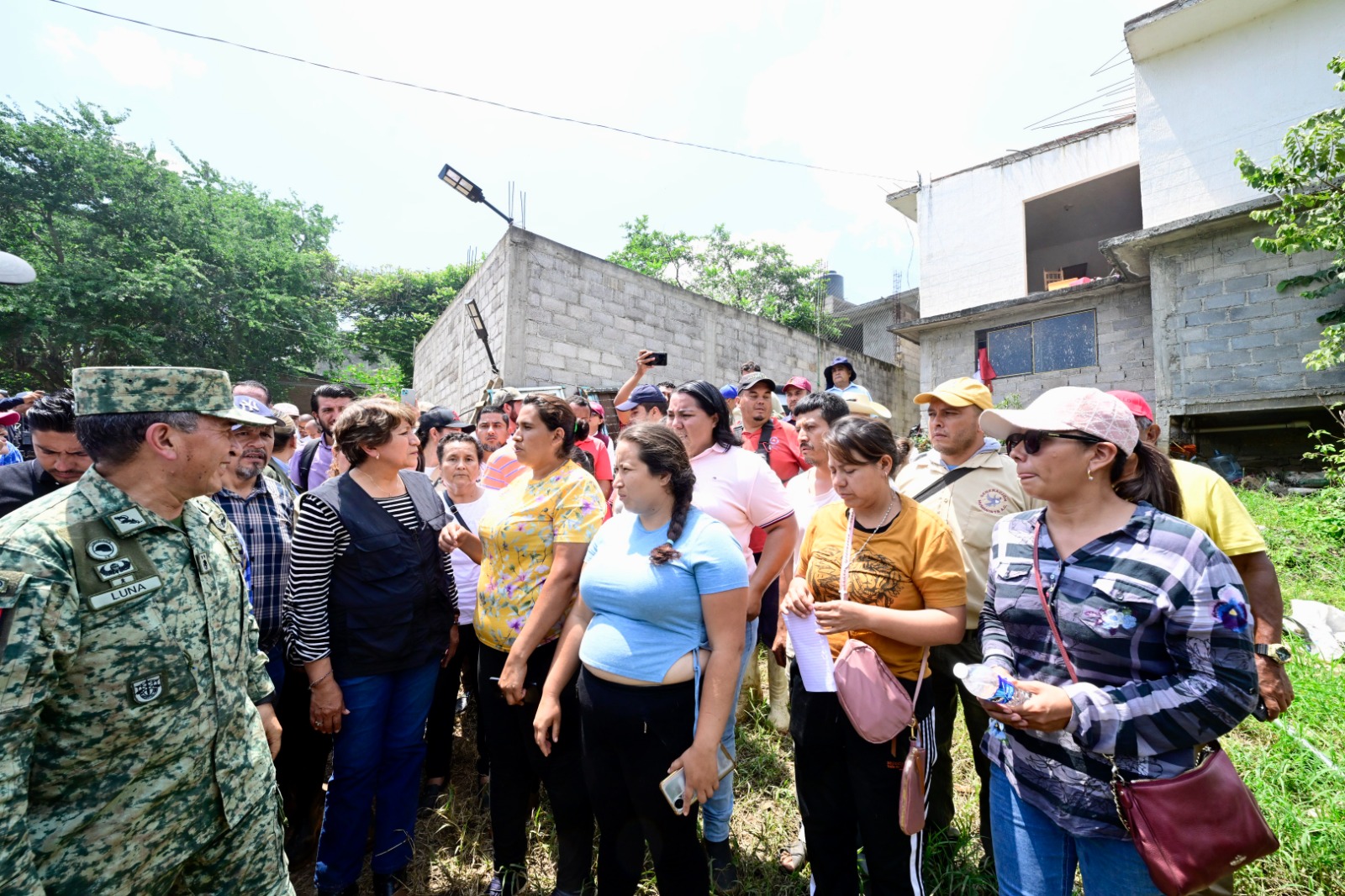 La Gobernadora Delfina Gómez en su recorrido por las zonas afectadas de Tejupilco, supervisando labores de ayuda.