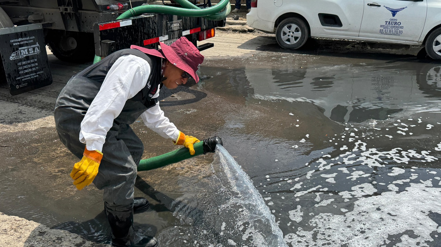 Las calles de la colonia Culturas de México en Chalco reciben limpieza con biotecnología avanzada.