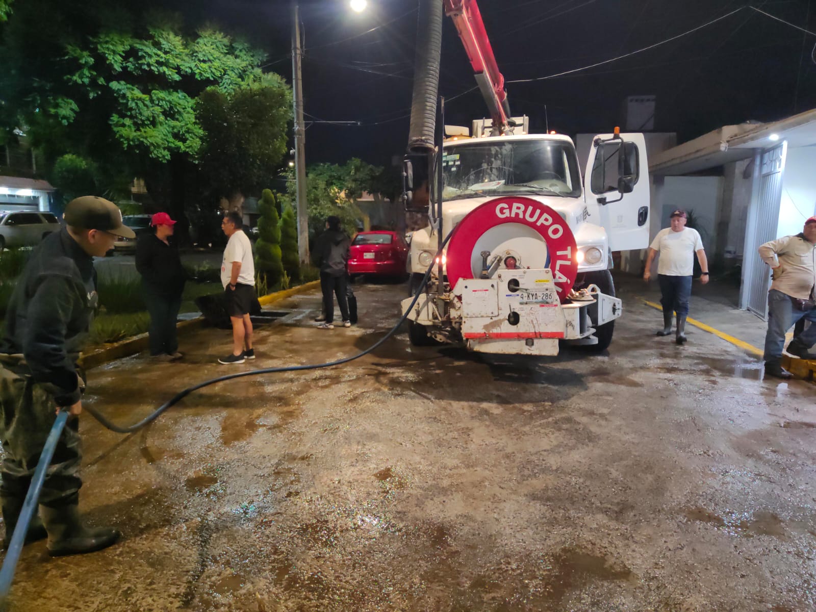 Brigadistas del Grupo Tláloc trabajan en la limpieza de calles afectadas por las lluvias en Coacalco.