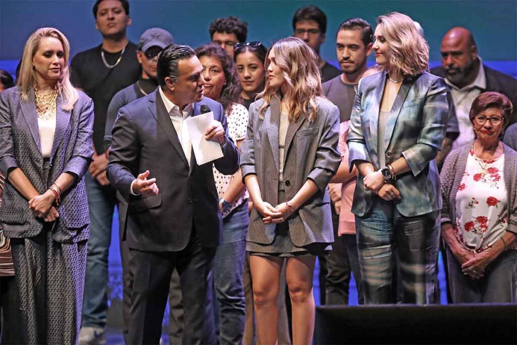 En el sexto informe de gobierno del presidente municipal de Querétaro Luis Bernardo Nava, estuvo acompañado de toda la política panista del estado