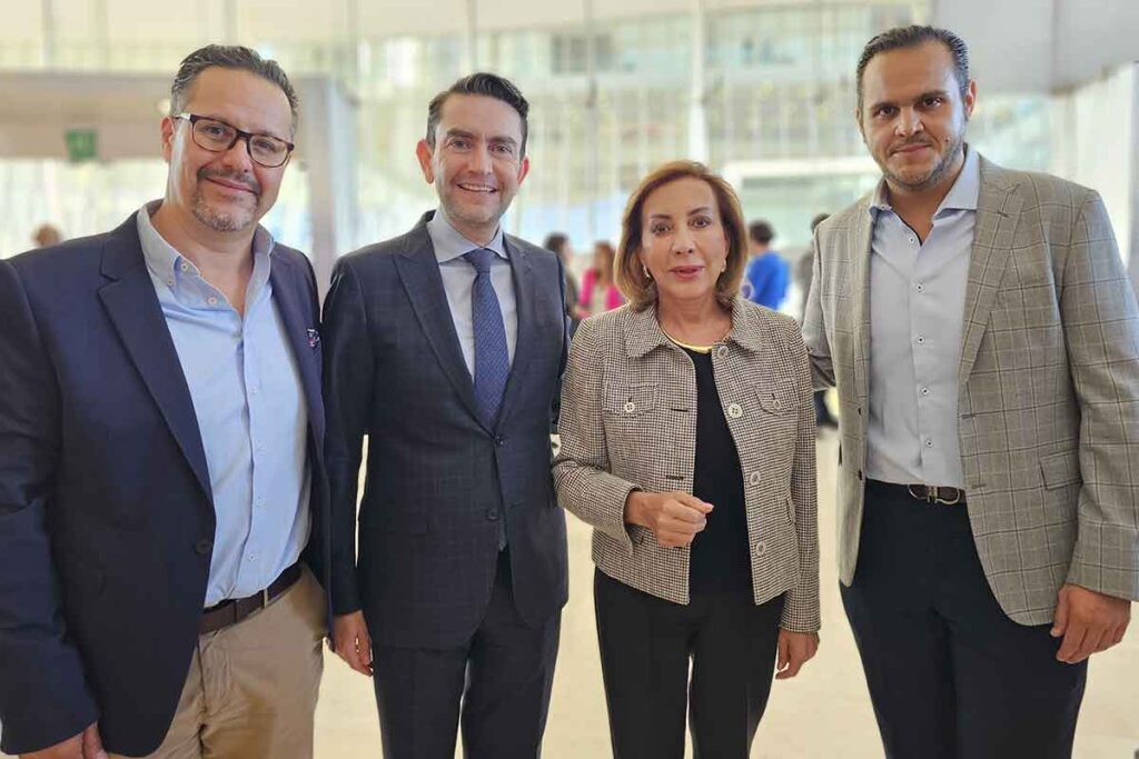 En el sexto informe de gobierno del presidente municipal de Querétaro Luis Bernardo Nava, estuvo acompañado de toda la política panista del estado