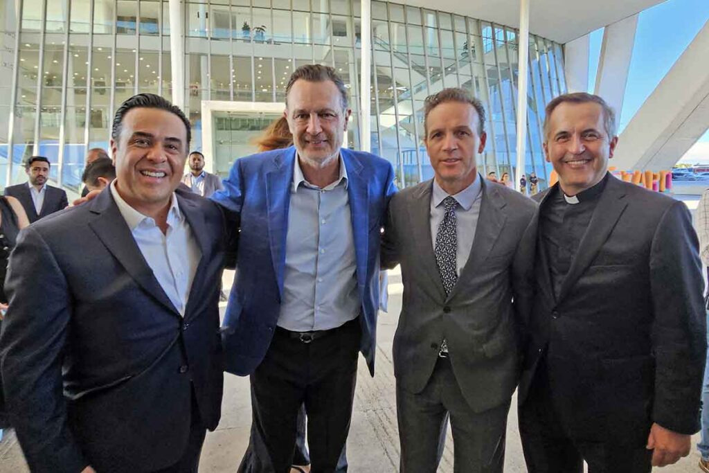 En el sexto informe de gobierno del presidente municipal de Querétaro Luis Bernardo Nava, estuvo acompañado de toda la política panista del estado