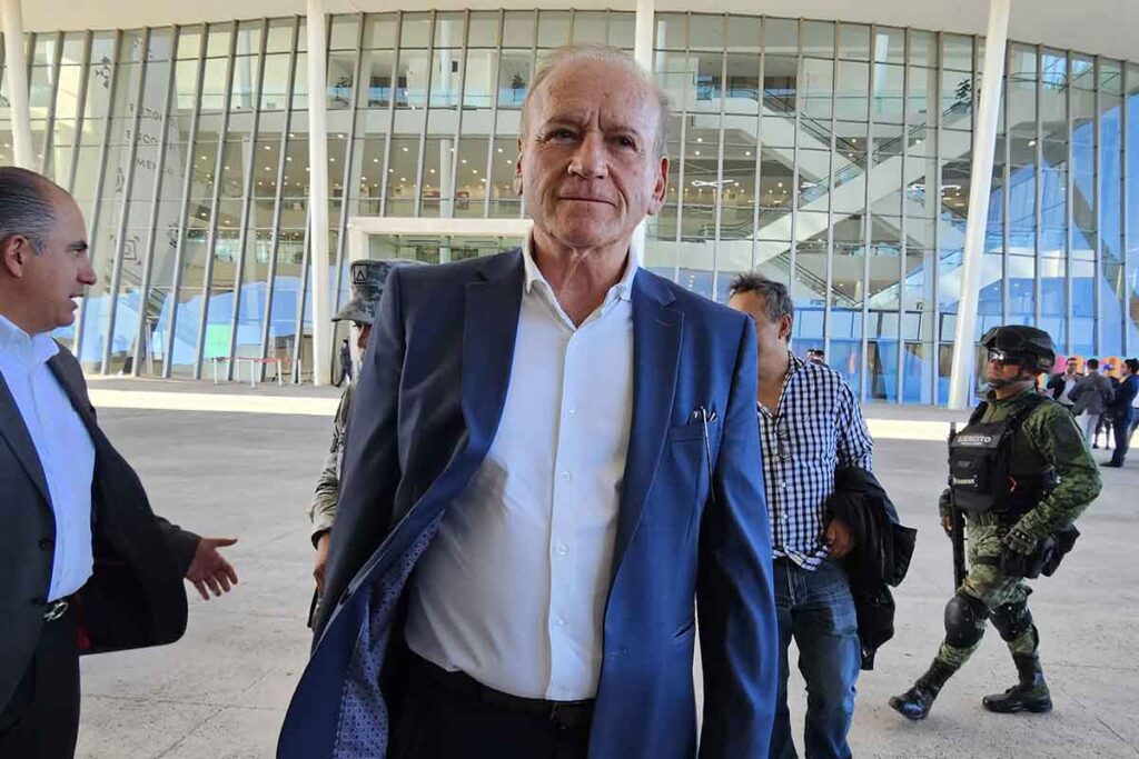 En el sexto informe de gobierno del presidente municipal de Querétaro Luis Bernardo Nava, estuvo acompañado de toda la política panista del estado