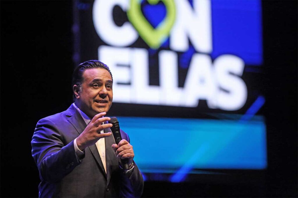 En el sexto informe de gobierno del presidente municipal de Querétaro Luis Bernardo Nava, estuvo acompañado de toda la política panista del estado