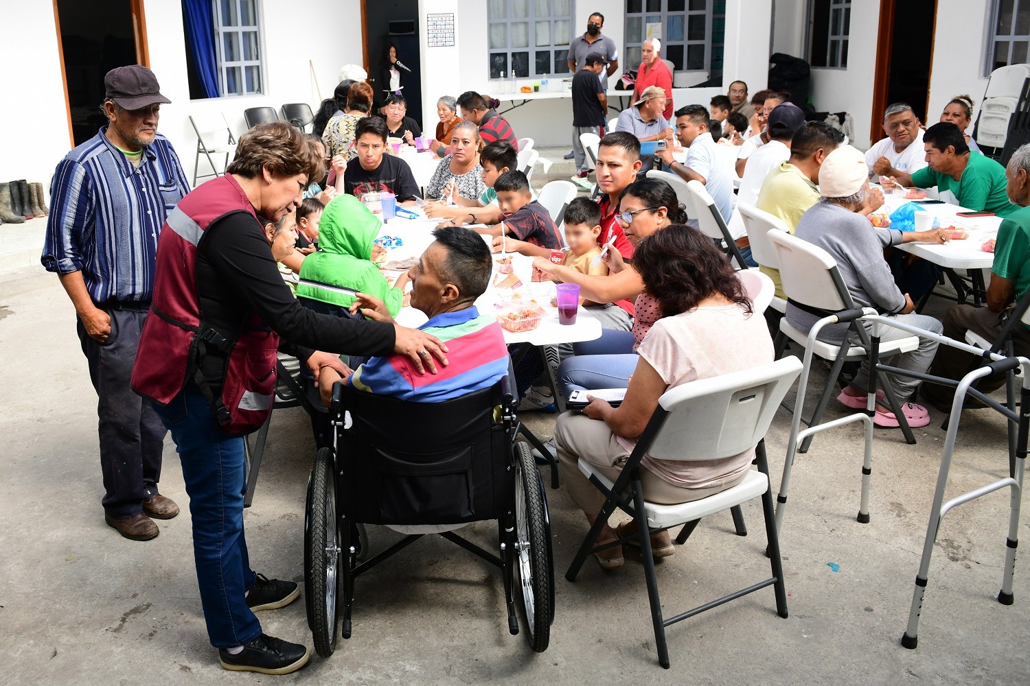 Familias afectadas en Chalco reciben apoyo directo de la Gobernadora Delfina Gómez, quien lidera las labores de asistencia.