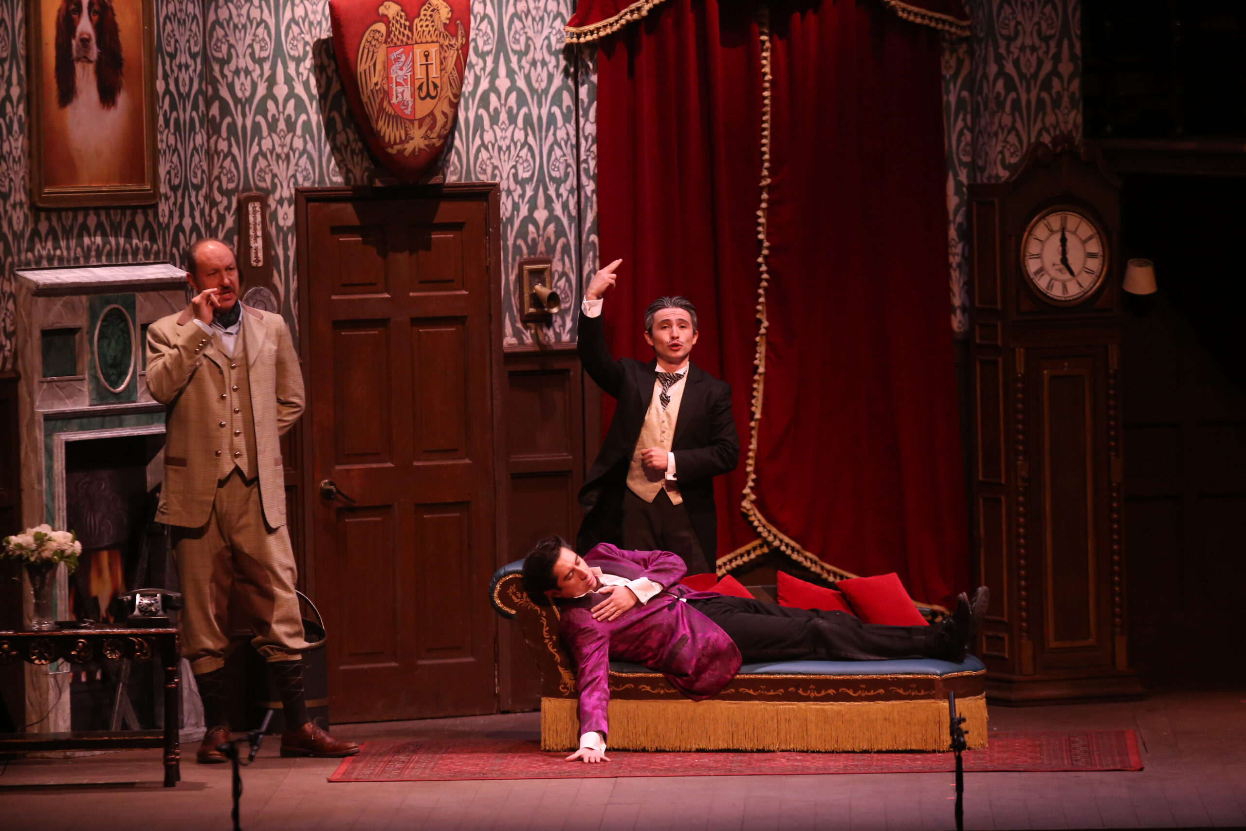 Esta comedia, conocida por su enfoque hilarante y desastroso, cuenta la historia de una compañía teatral universitaria que intenta montar una obra de misterio. Foto: Armando Vázquez.