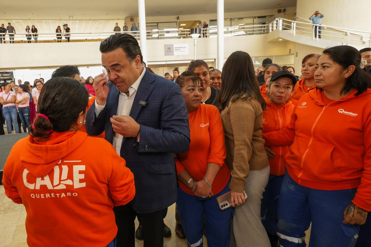 Luis Nava recibiendo aplausos en su despedida en el Centro Cívico.