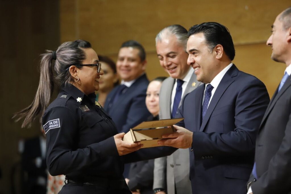 Luis Nava toma protesta a 24 Policías ascendidos de grado y 13 titulados TSU en Policía Preventivo 
