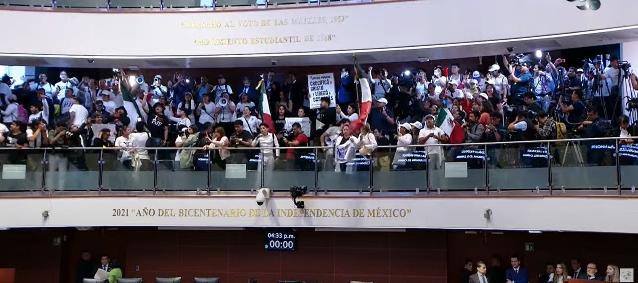 Manifestantes entran al pleno