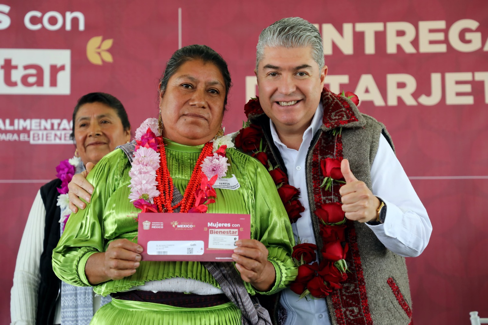 Beneficiarias recibiendo sus tarjetas de apoyo.