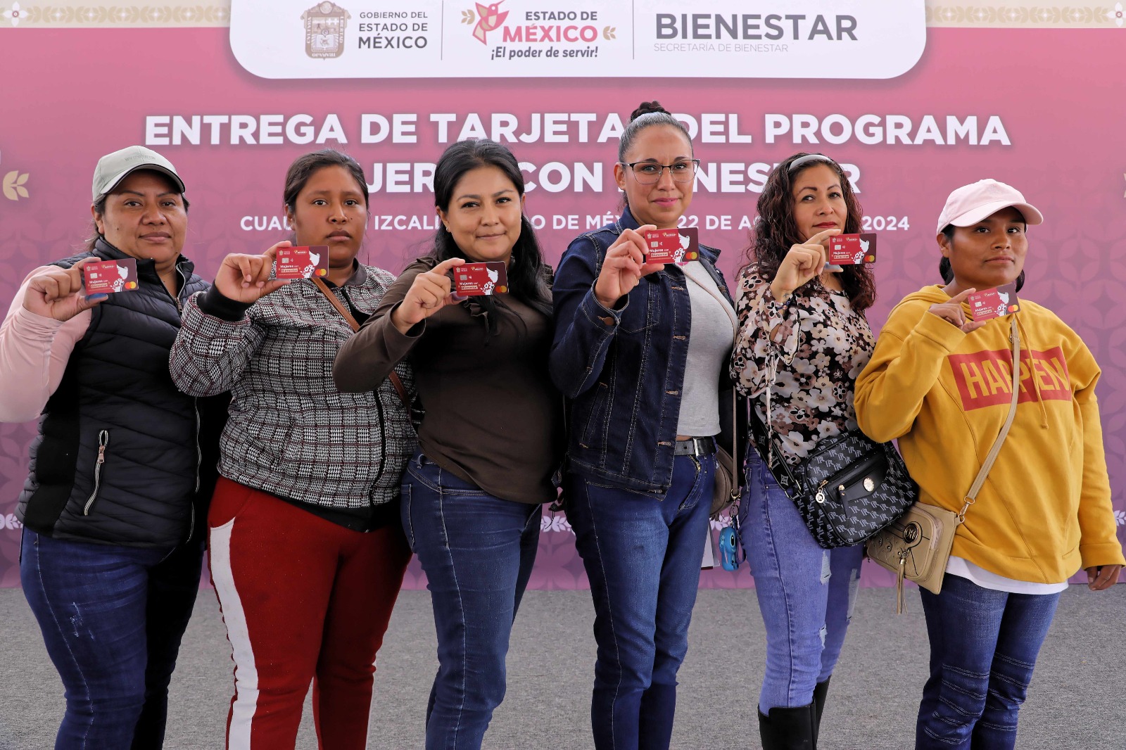 Mujeres celebrando el apoyo económico en el municipio de Ixtapaluca.