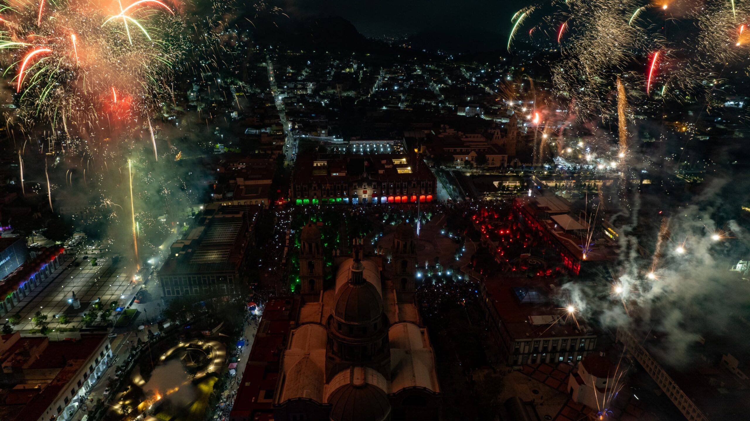 Más de 16 mil personas presenciaron el Grito y espectáculo de fuegos artificiales.