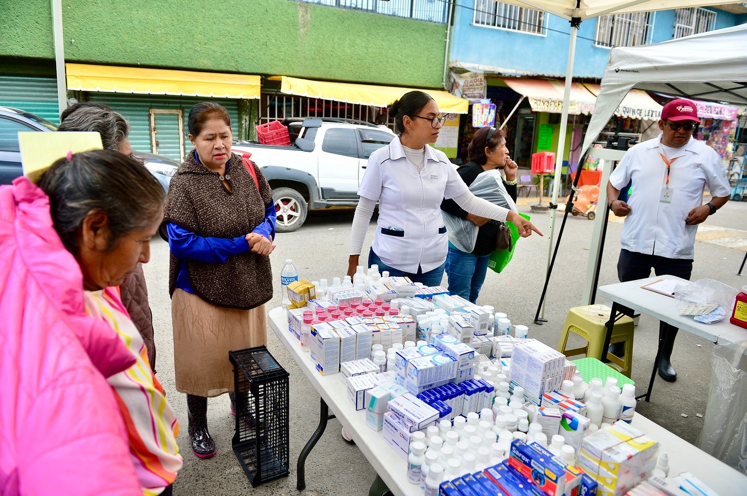 Las unidades móviles de salud de la Caravana por el Bienestar proporcionan atención médica a los afectados en Chalco.