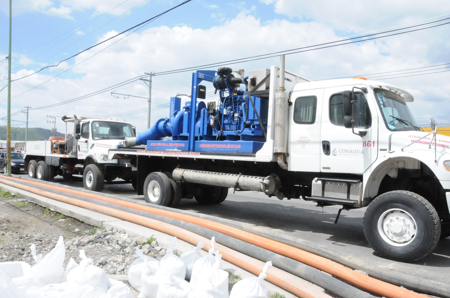 Equipos de bombeo trabajan intensamente en las calles de Chalco para remover el agua estancada tras las inundaciones.