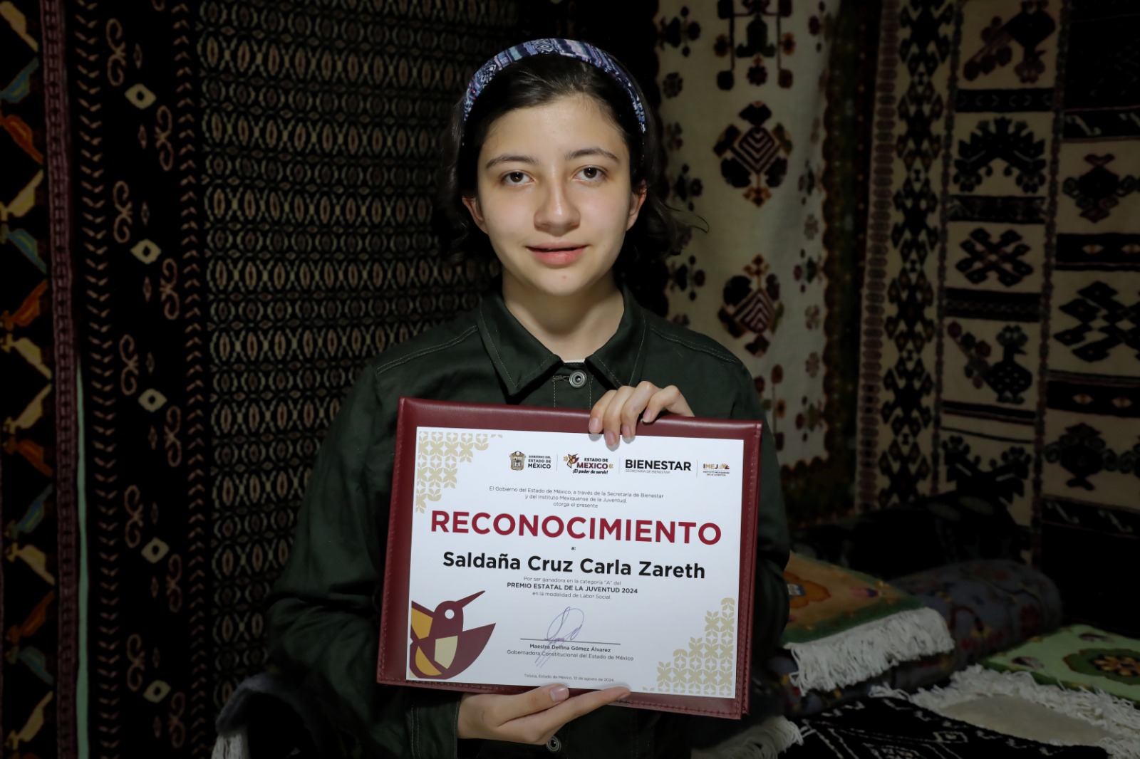 Carla ha promovido la paz y la expresión creativa a través de su canal de YouTube.