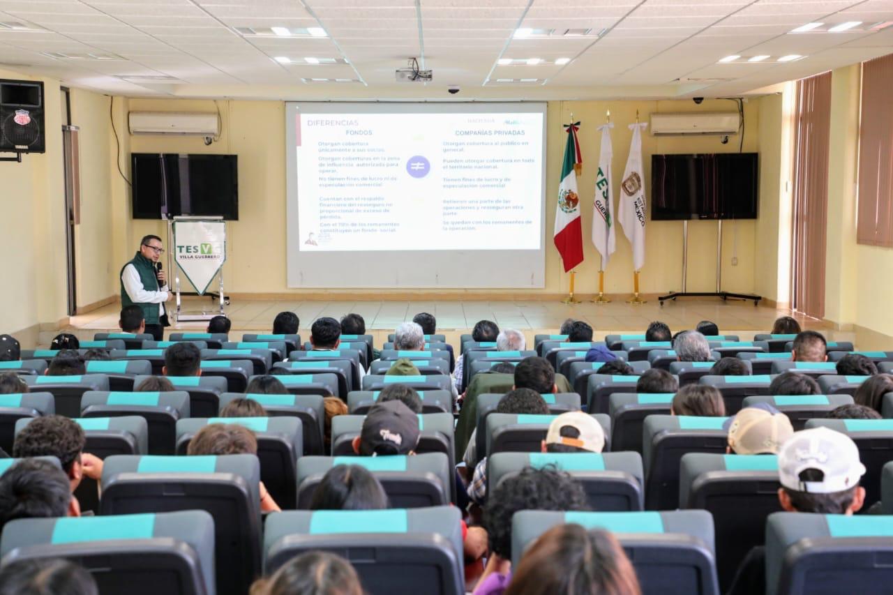 Representantes de Agroasemex presentan programas de respaldo agrícola en Villa Guerrero.