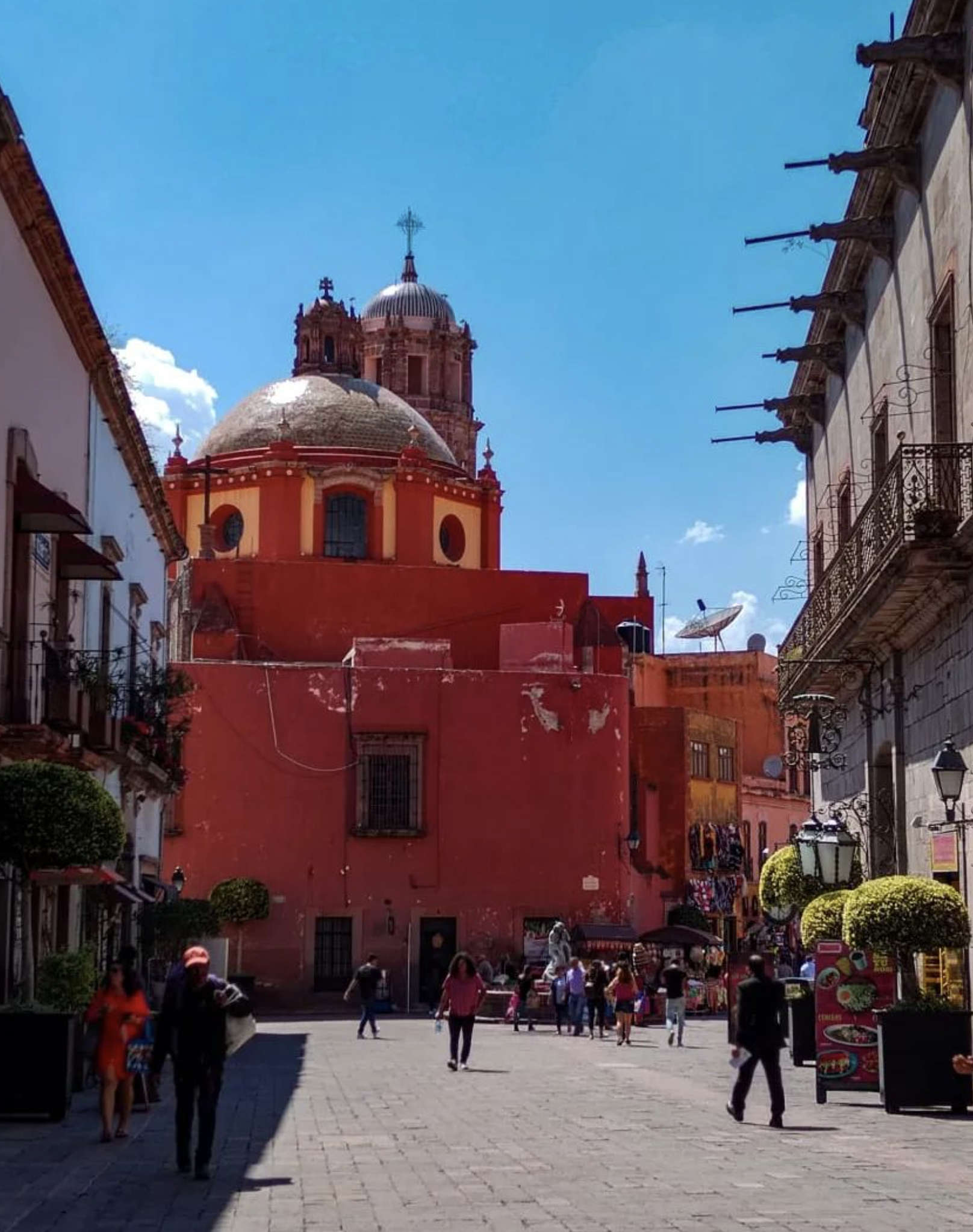 El vibrante centro histórico de Querétaro, cuna de la libertad en México y testigo del levantamiento insurgente.