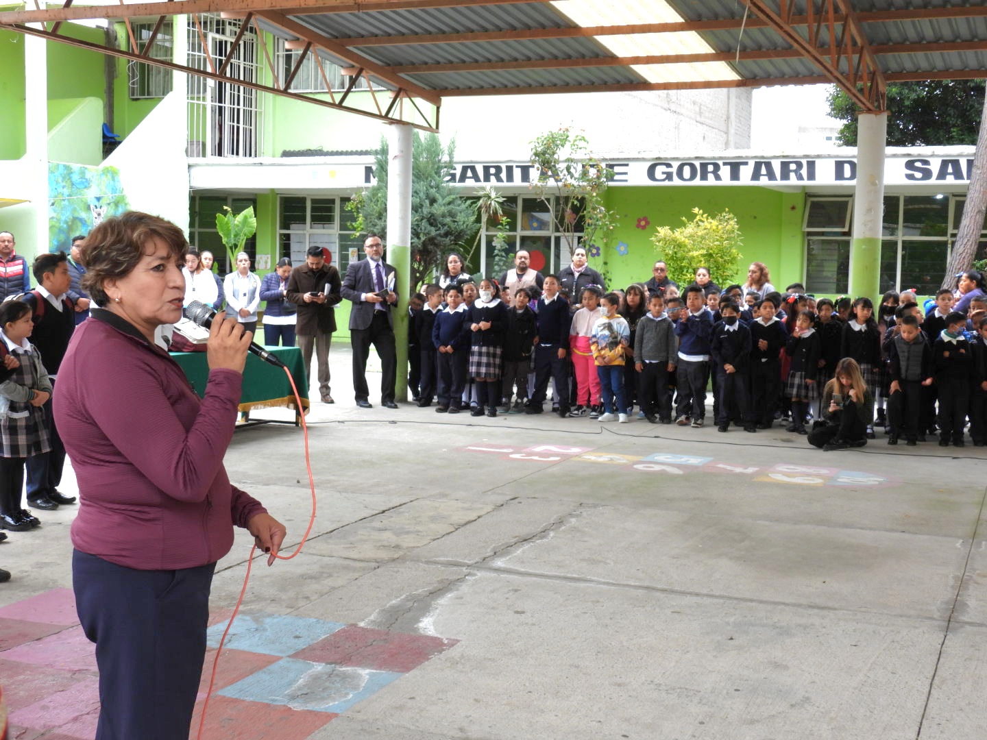 La comunidad escolar colaboró en la limpieza y rehabilitación de las instalaciones.