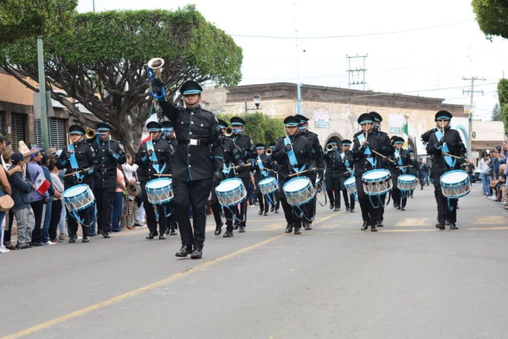 Roberto Cabrera encabeza Desfile Cívico Militar en San Juan del Río 