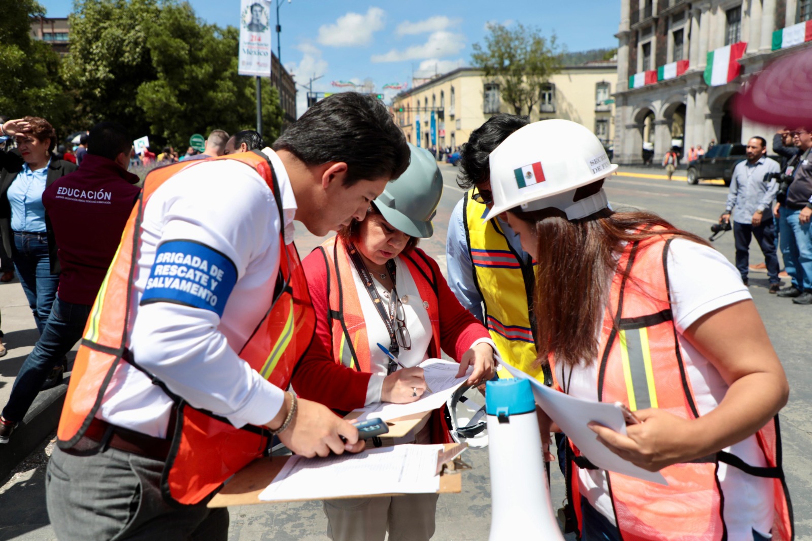 Autoridades y brigadistas del Edomex supervisaron la evacuación en edificios públicos y privados durante el simulacro.