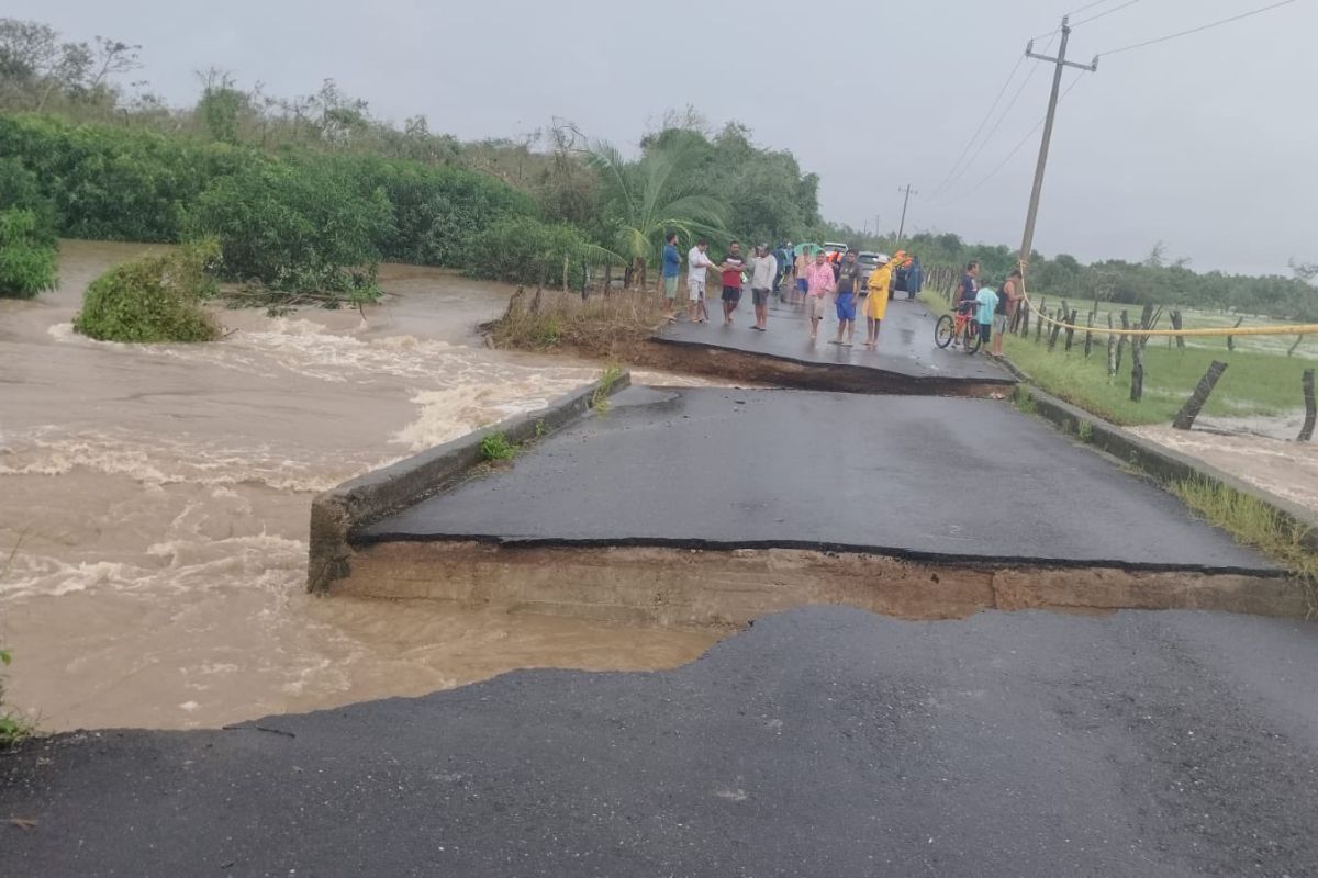 Suman 22 muertos tras tormenta John en México