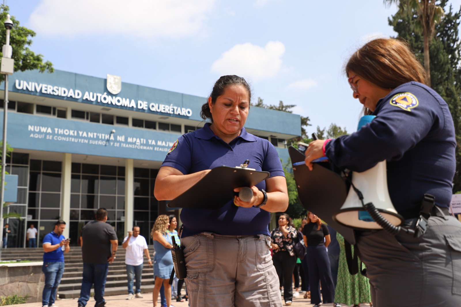 Personal administrativo de la UAQ participando activamente en el ejercicio de simulacro.