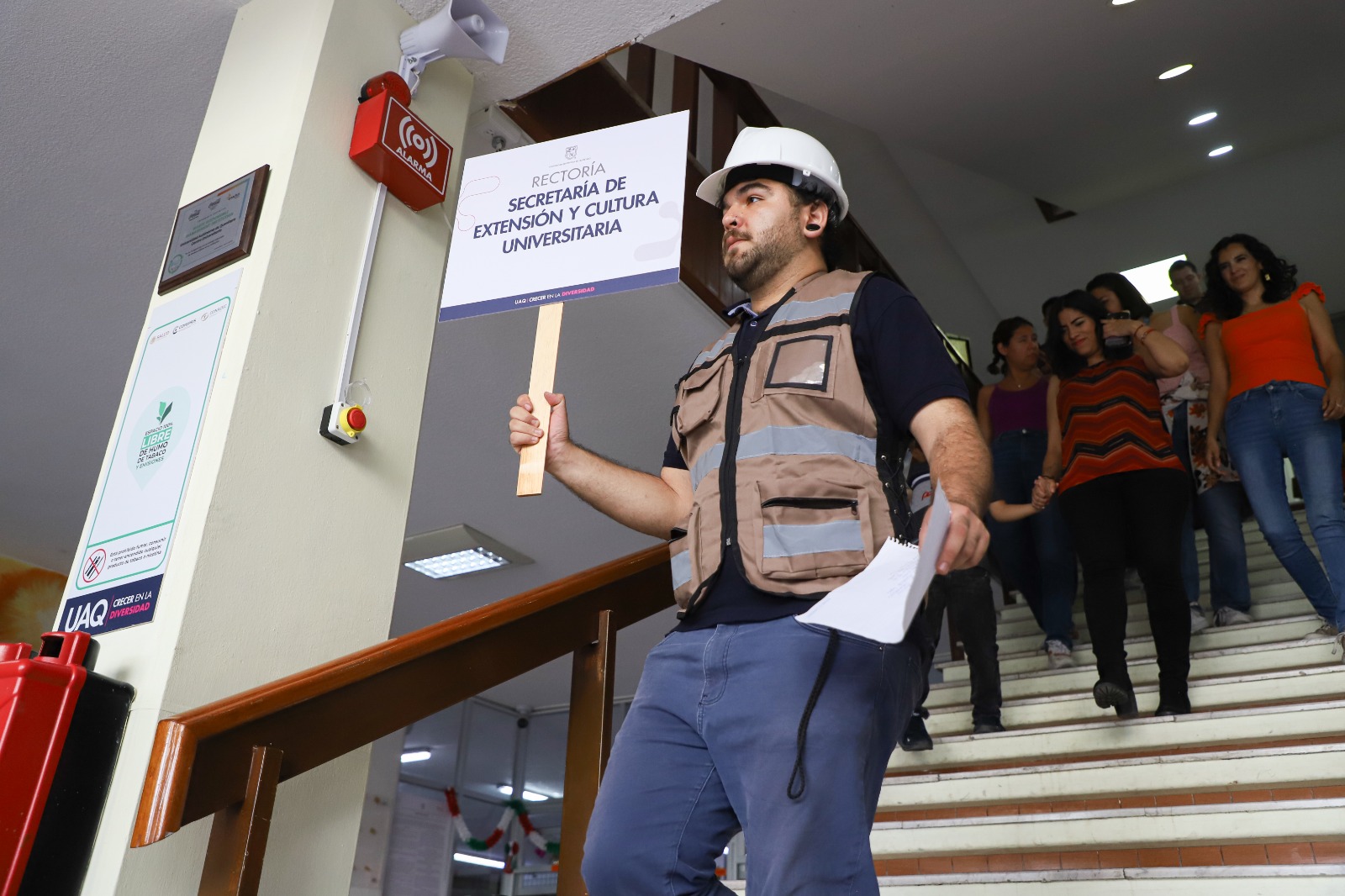 Brigadas de la Coordinación de Protección Civil Universitaria dirigiendo el proceso de evacuación.