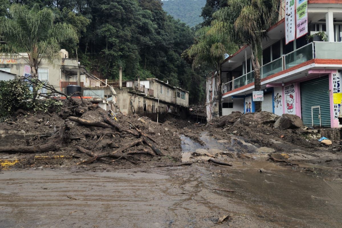 Así se ve la zona de desastre que deja hasta ahoro a nueve personas muertas por el desajamiento del cerro.