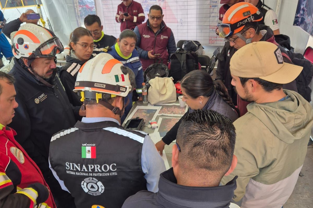 Operativo de rescate en San Luis Ayucan, donde se utilizan drones para la evaluación del terreno.