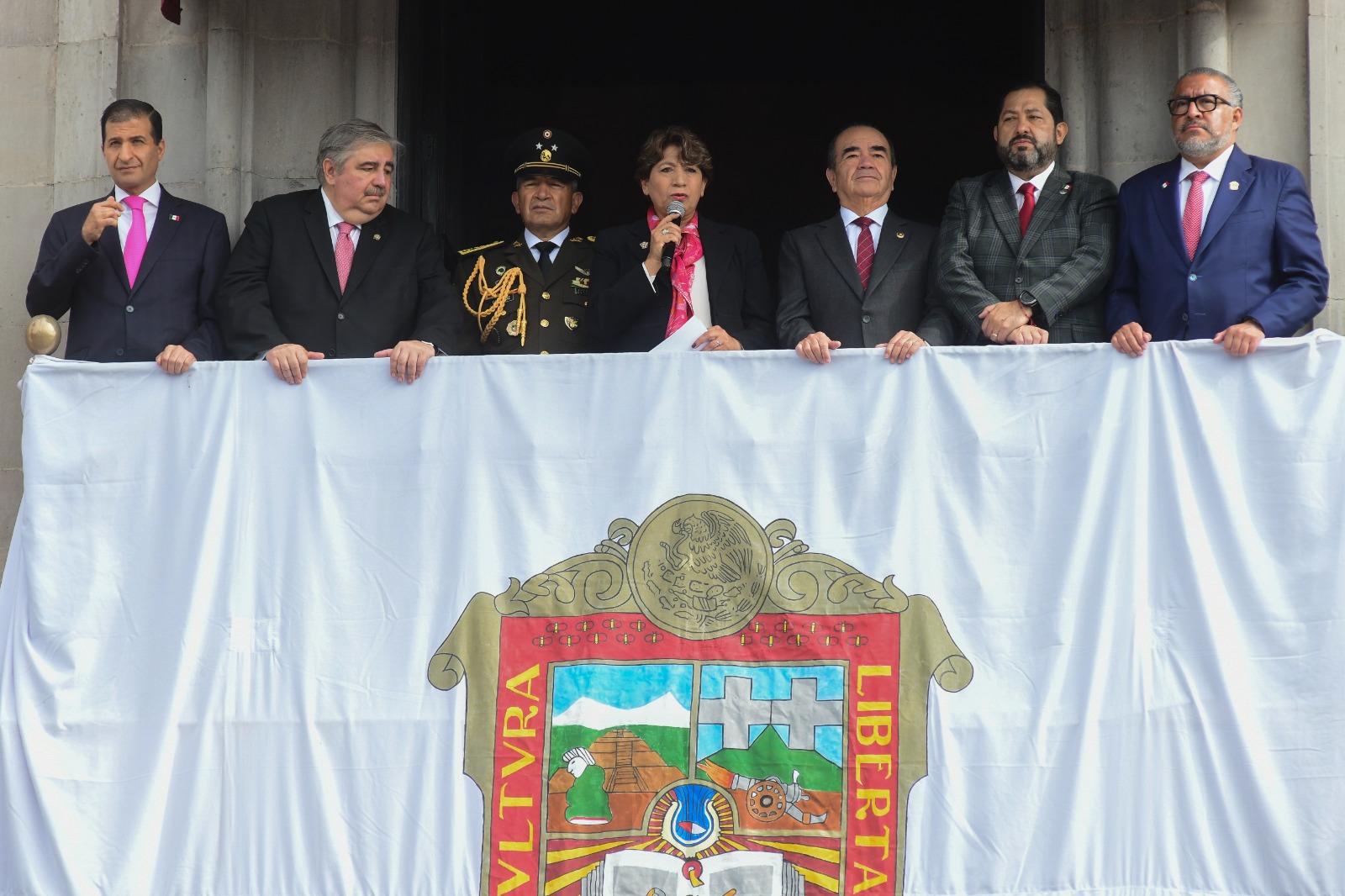 Delfina Gómez encabeza el desfile cívico militar desde el balcón del Palacio de Gobierno.