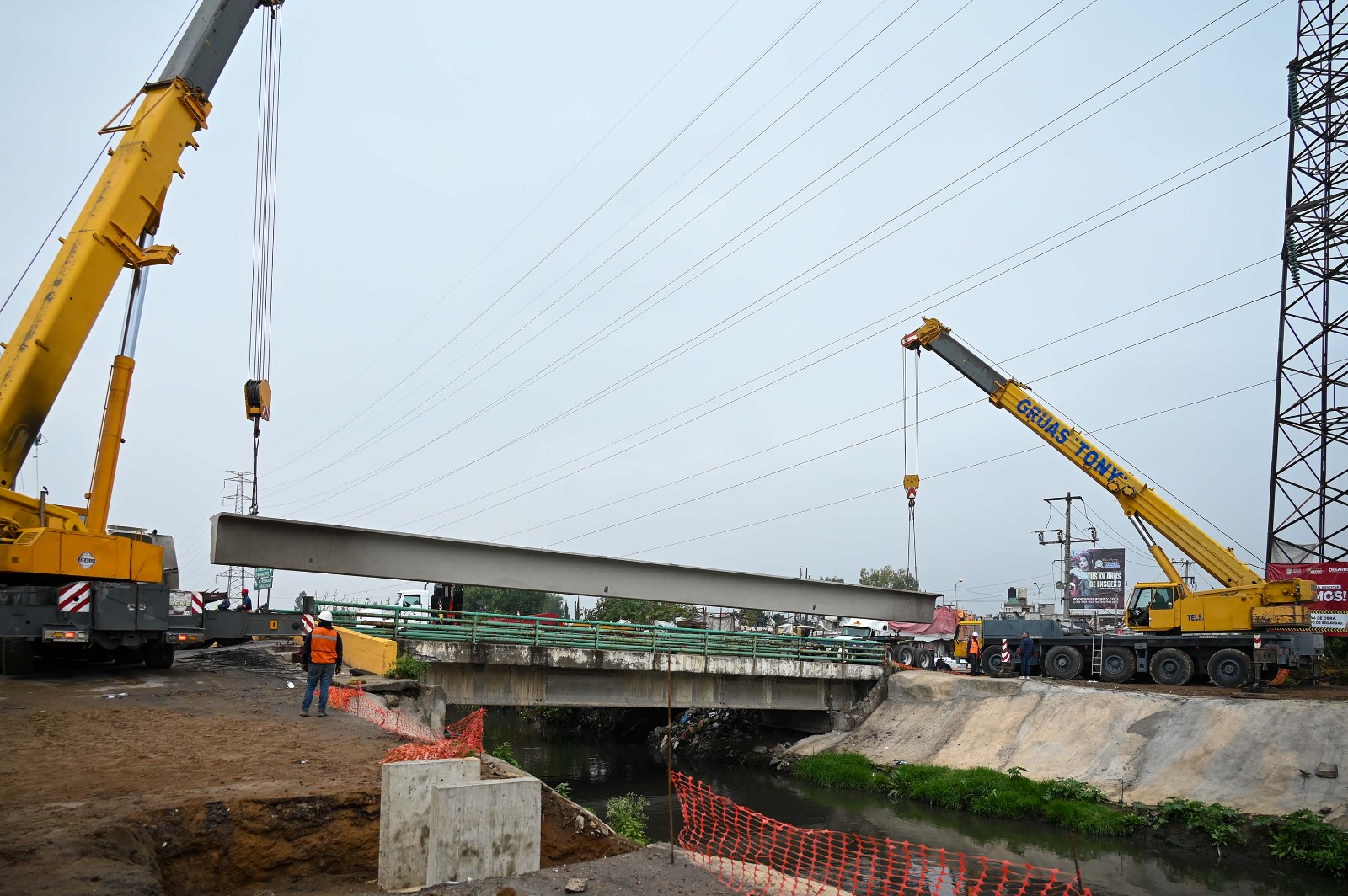 La construcción del puente peatonal sobre el Canal de La Compañía se acerca a su etapa final.