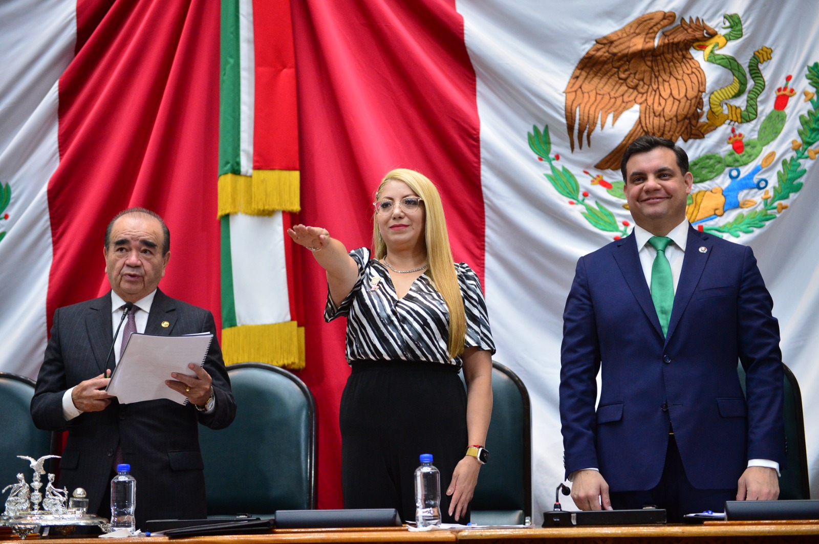 La Secretaria destaca el esfuerzo del personal médico, resaltando la capacitación de más de 19 mil profesionales en salud mental y prevención de suicidio.