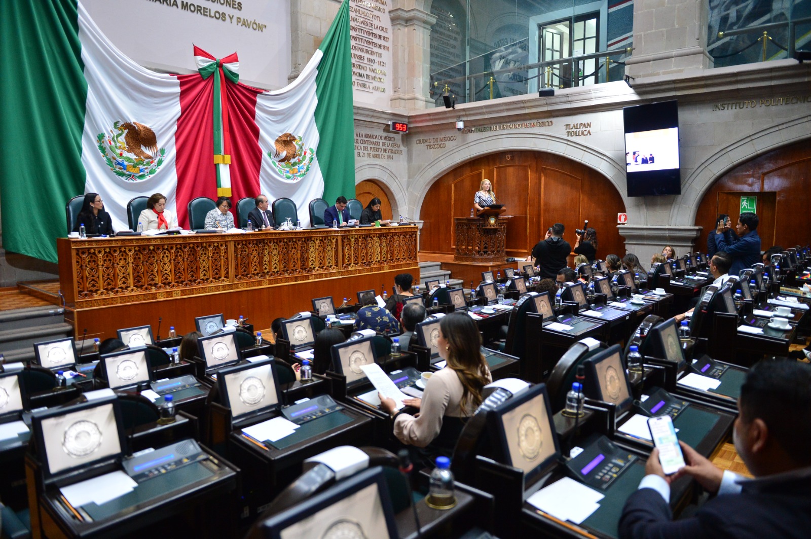 Durante su comparecencia, la Secretaria Macarena Montoya Olvera enfatiza el avance en la vacunación, con más de 3 millones de dosis aplicadas en el último año.