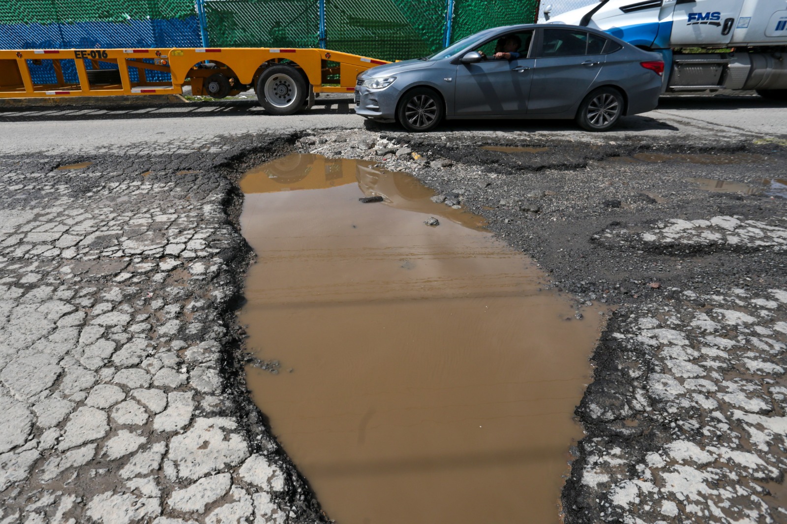 No existe una política clara en Edomex que garantice que las autoridades paguen los daños causados a los vehículos por caer en un bache.