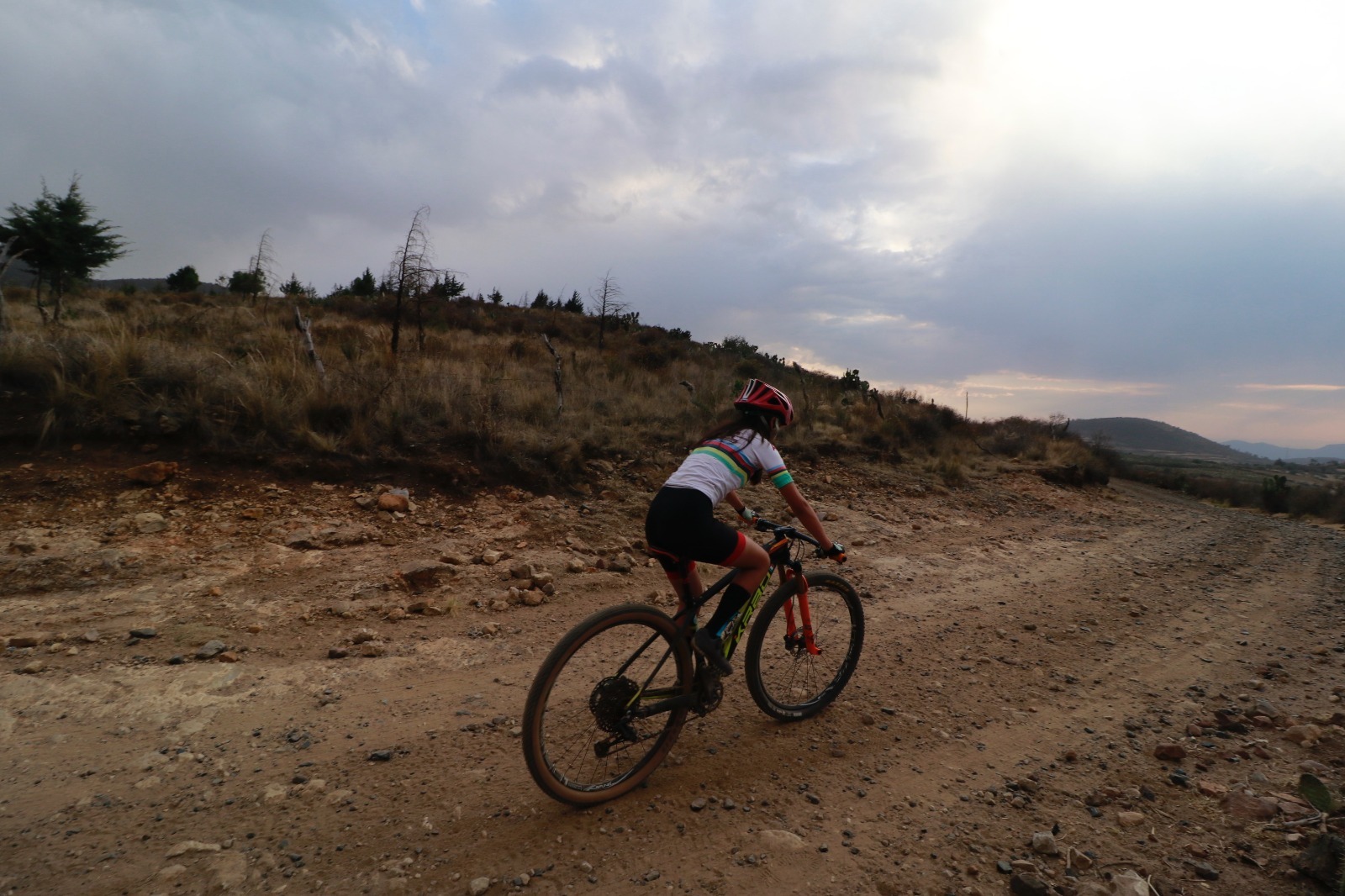 Disfruta de un paisaje espectacular mientras pones a prueba tus habilidades sobre la bicicleta