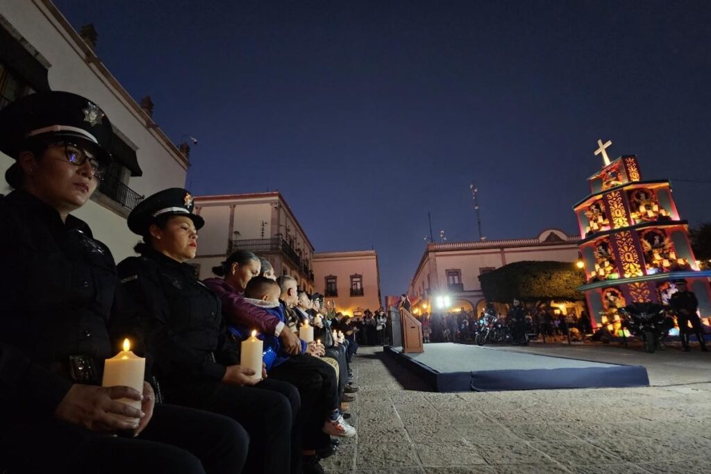 Dedican Altar de Muertos Monumental a policías estatales en Querétaro