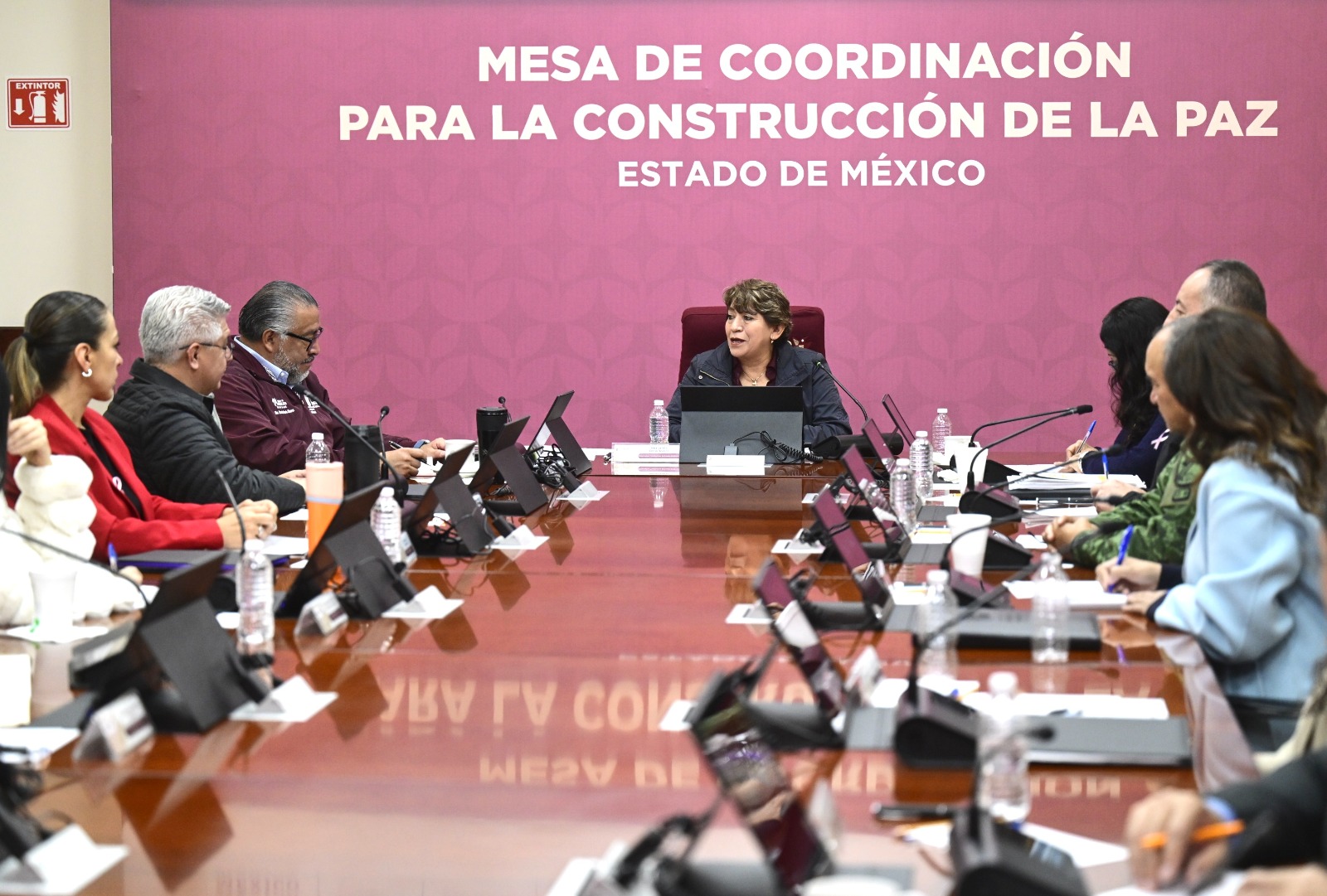Delfina Gómez encabeza la Mesa de Coordinación para reforzar la seguridad de las mujeres mexiquenses.