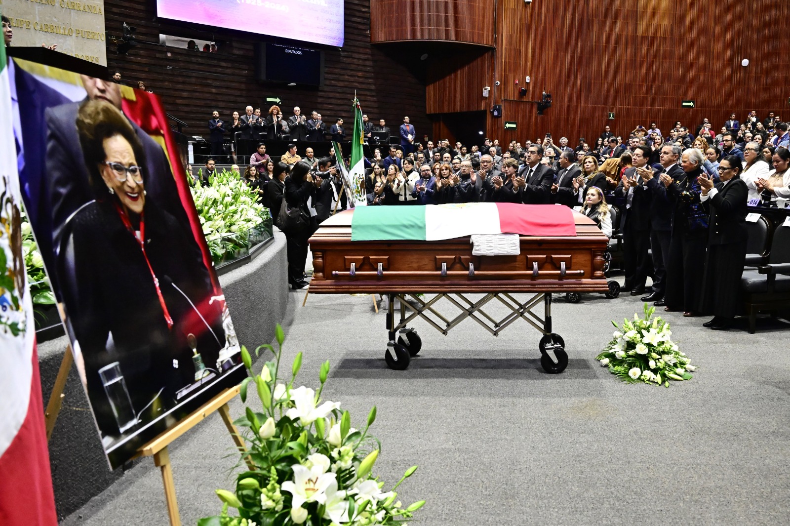 Momentos emotivos en el homenaje a Ifigenia Martínez, símbolo de lucha y esperanza.